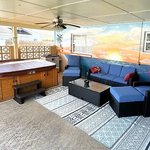 Holiday home Close To Beaches Pet Friendly Heated Pool Hot Tub, Largo
